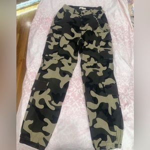 Women army print cargo pants size medium